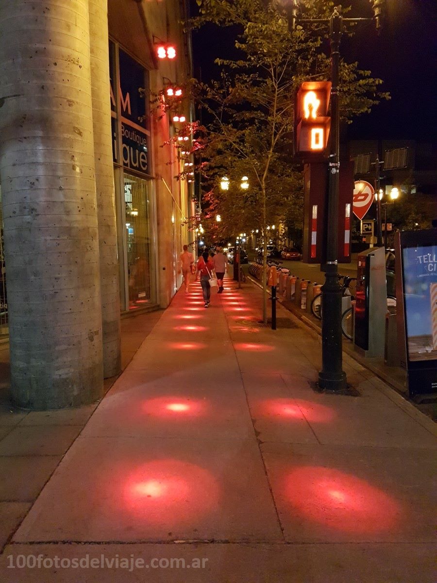 Rue Sainte-Catherine Este. Luces Rojas del espectáculo.