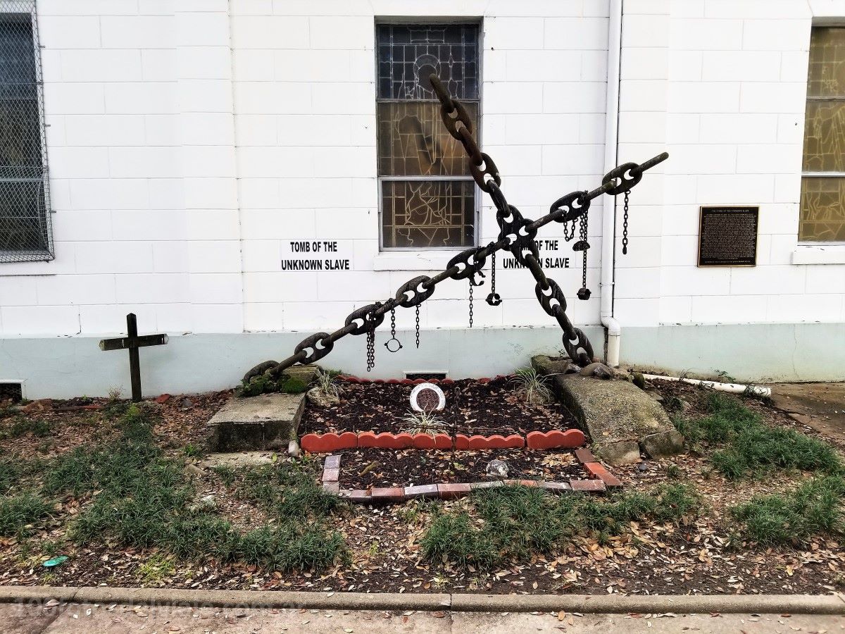 Cruz de Cadenas. Monumento al Esclavo Desconocido