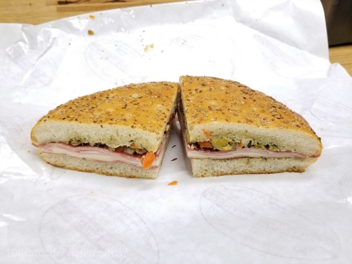 Sandwich Muffuletta (Central Grocery and Deli)