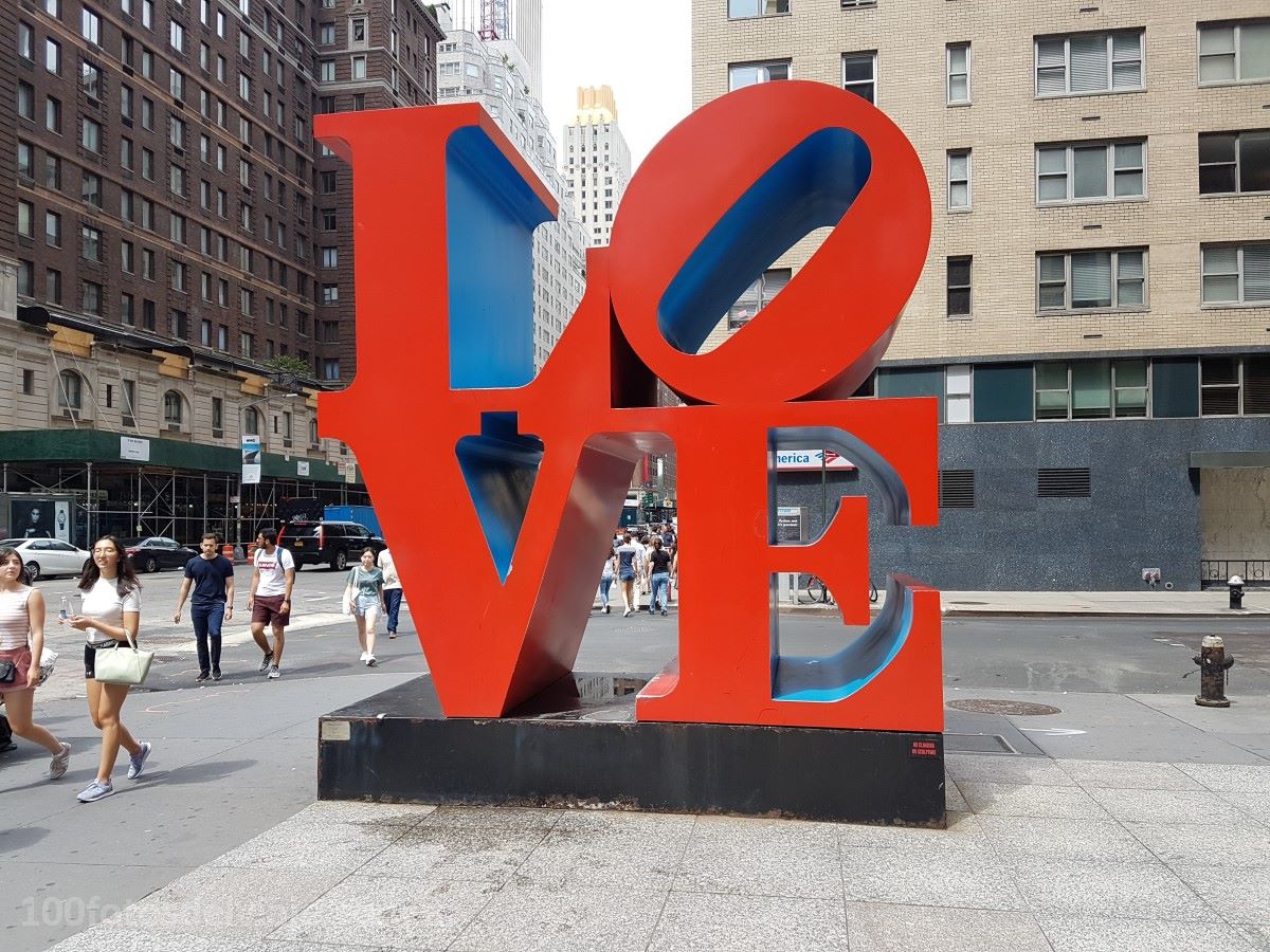 Escultura icónica «LOVE»